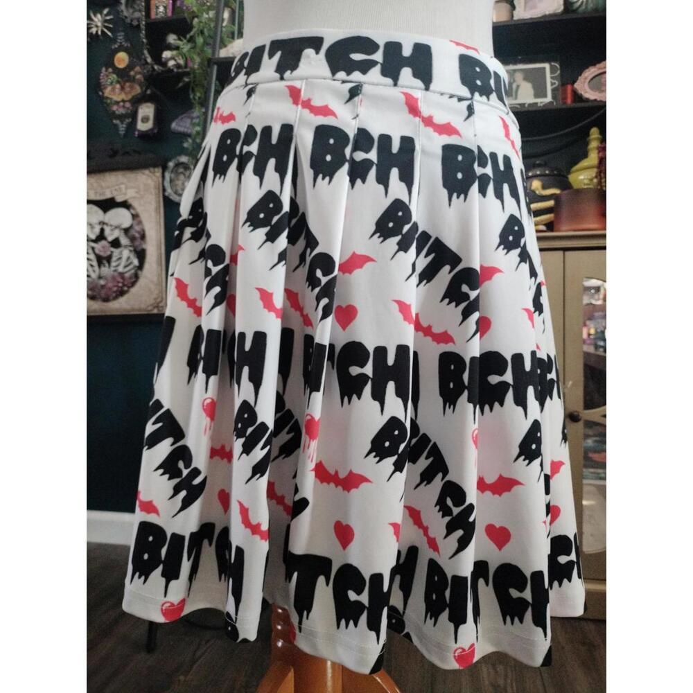 Spooky doll b*tch print mini skirt with bats
